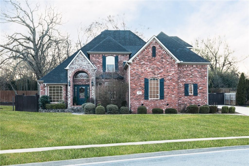 2468 N Covington Park Boulevard, Fayetteville, AR 72703