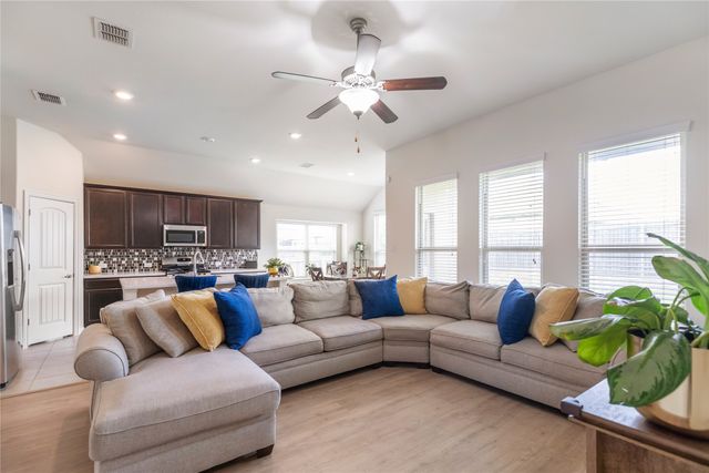 816 Skytop Drive, Fort Worth, TX 76052