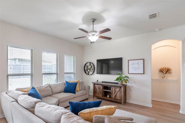 816 Skytop Drive, Fort Worth, TX 76052