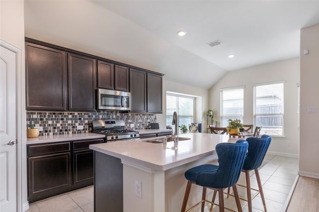 816 Skytop Drive, Fort Worth, TX 76052