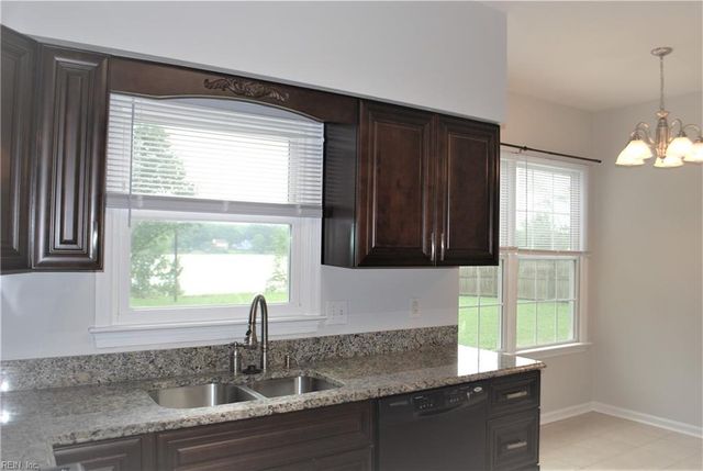 513 Creekwood DR, Chesapeake, VA 23323