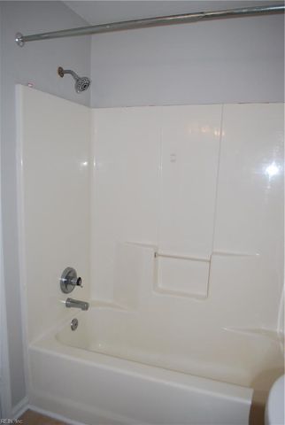 513 Creekwood DR, Chesapeake, VA 23323
