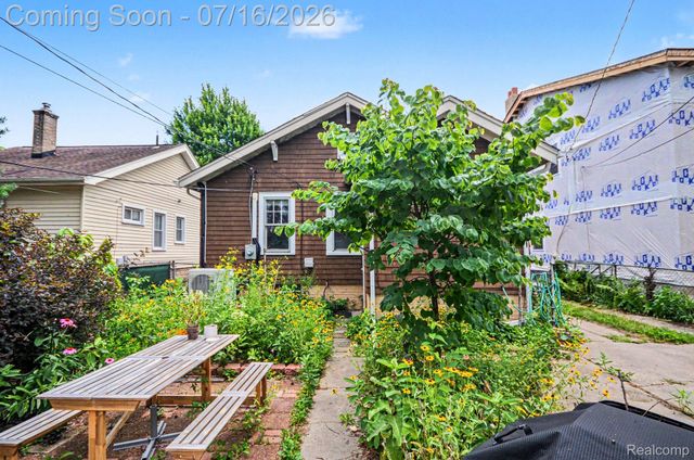 440 W Saratoga Street, Ferndale, MI 48220