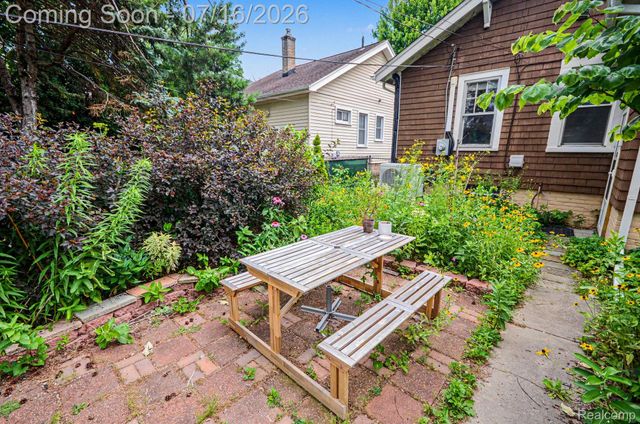 440 W Saratoga Street, Ferndale, MI 48220