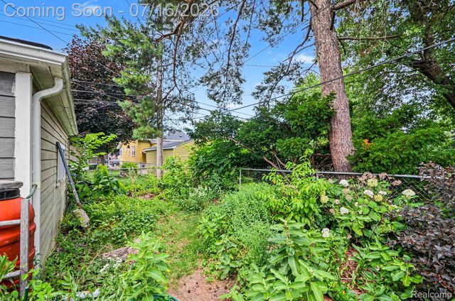 440 W Saratoga Street, Ferndale, MI 48220