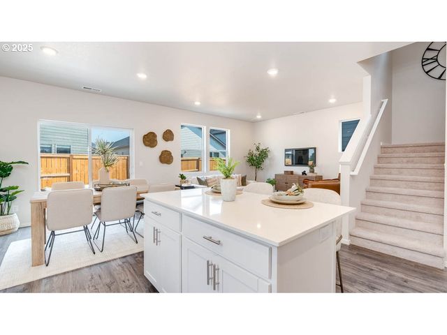 2853 U STREET, Springfield, OR 97477