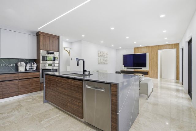 9467 NW 54th Doral Cir Ln, Doral, FL 33178