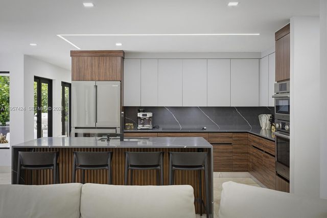 9467 NW 54th Doral Cir Ln, Doral, FL 33178