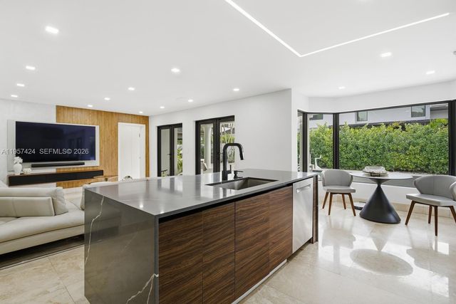 9467 NW 54th Doral Cir Ln, Doral, FL 33178