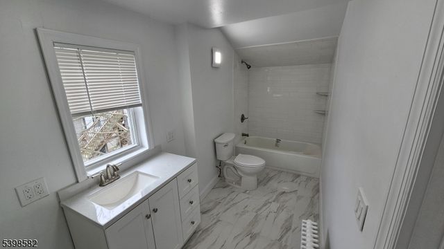 5 Jefferson St, Newton Town, NJ 07860