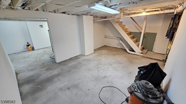 5 Jefferson St, Newton Town, NJ 07860