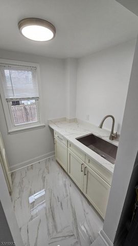 5 Jefferson St, Newton Town, NJ 07860