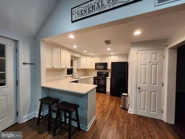 51 BUNTING LN, Aston, PA 19014