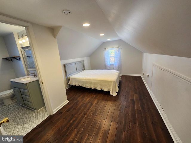 51 BUNTING LN, Aston, PA 19014