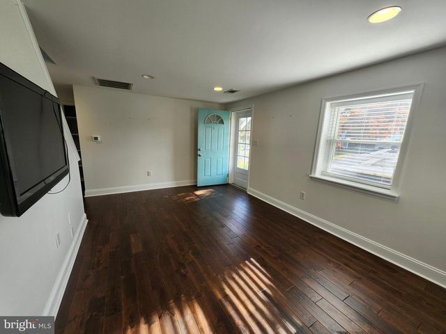 51 BUNTING LN, Aston, PA 19014