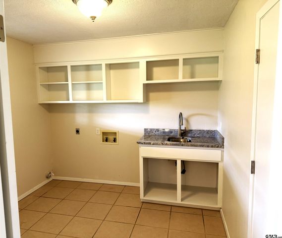 13675 Maple Dr., Tyler, TX 75709