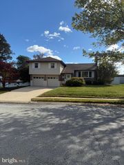 1902 LONGCOME DR, Wilmington, DE 19810