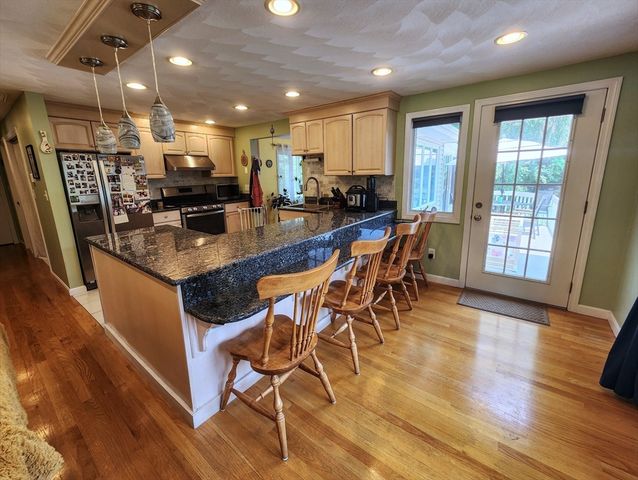 4 Amherst St, Billerica, MA 01862