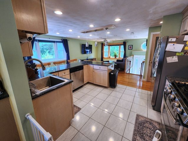 4 Amherst St, Billerica, MA 01862