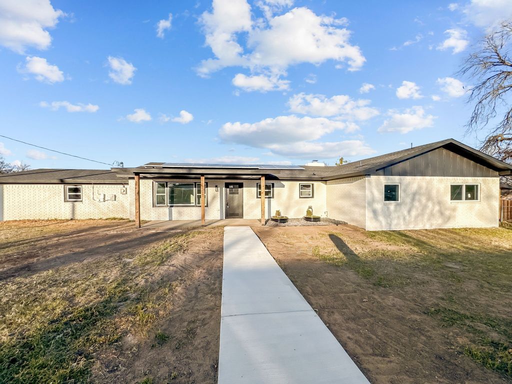 501 Roach Street, Bowie, TX 76230