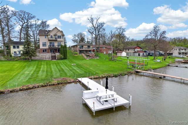 3071 School Lake Drive, Brighton, MI 48114