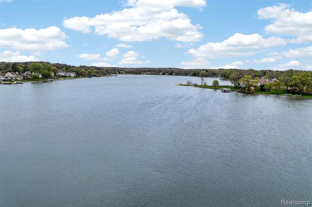 3071 School Lake Drive, Brighton, MI 48114