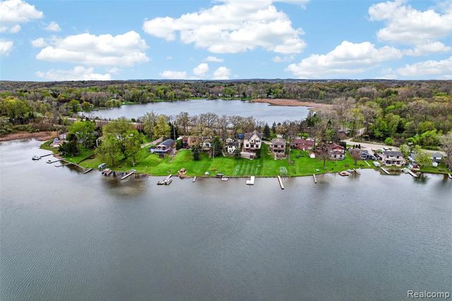 3071 School Lake Drive, Brighton, MI 48114