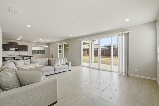 503 Cathedral Court S, Madera, CA 93636