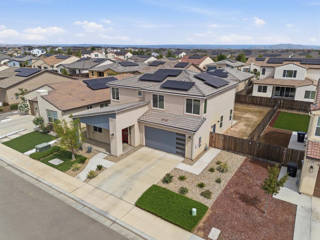 Image 2 of property listing at 503 Cathedral Court S, Madera, CA 93636