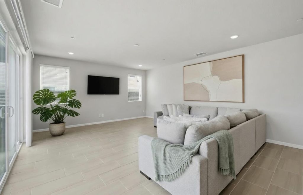 Image 5 of property listing at 503 Cathedral Court S, Madera, CA 93636