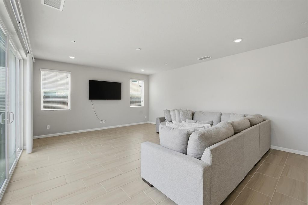 Image 6 of property listing at 503 Cathedral Court S, Madera, CA 93636