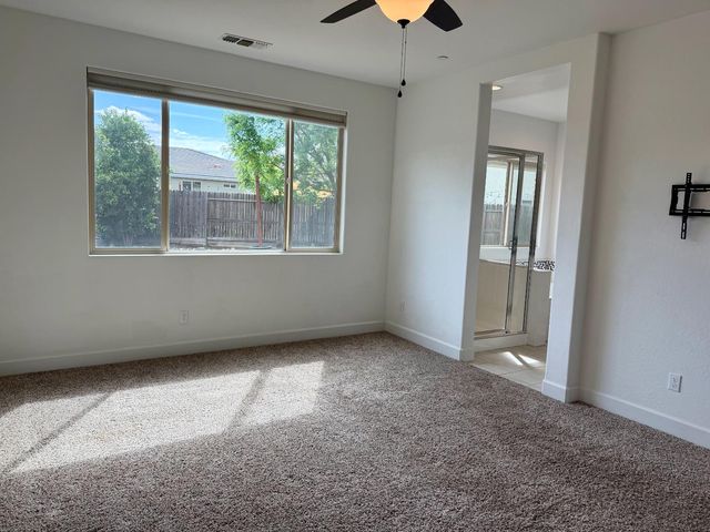 937 Lindsay, Clovis, CA 93619