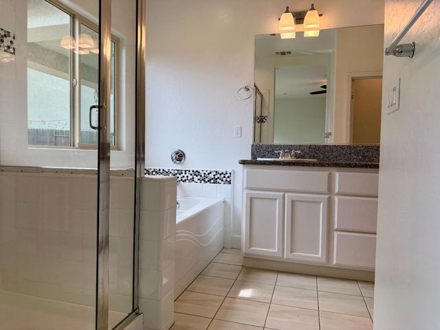 937 Lindsay, Clovis, CA 93619