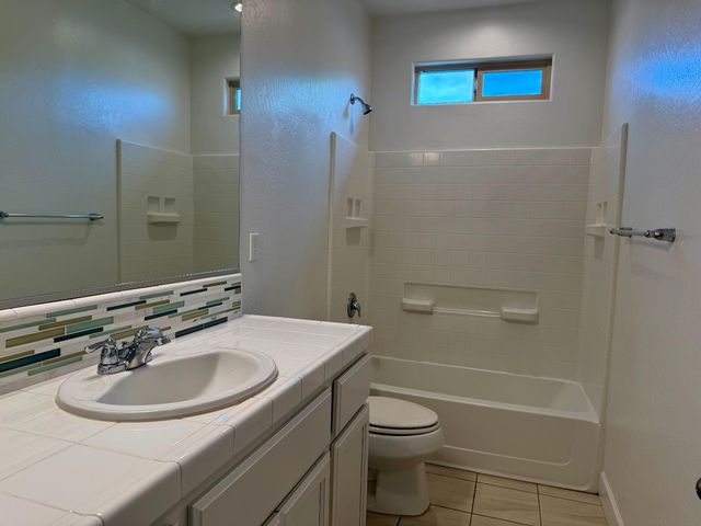 937 Lindsay, Clovis, CA 93619