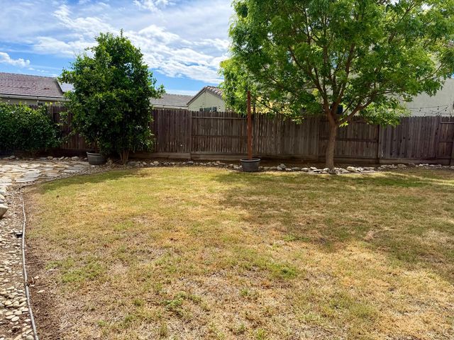 937 Lindsay, Clovis, CA 93619
