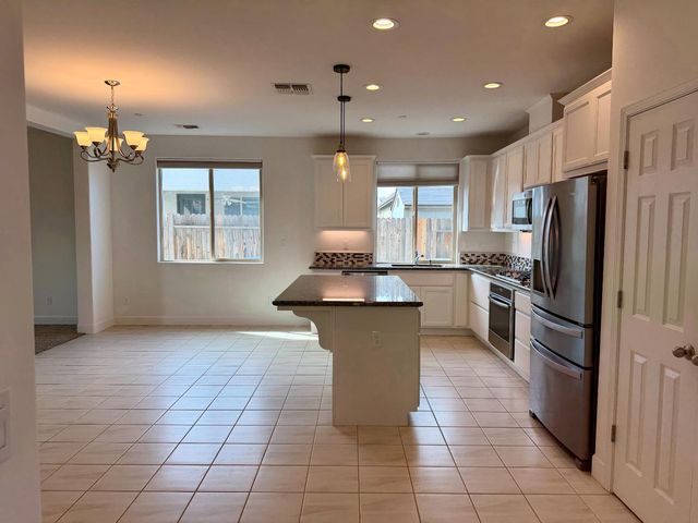 937 Lindsay, Clovis, CA 93619