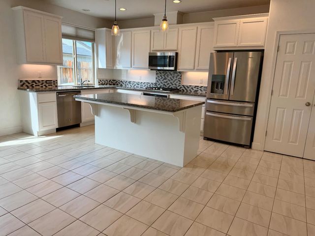937 Lindsay, Clovis, CA 93619