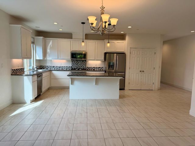 937 Lindsay, Clovis, CA 93619