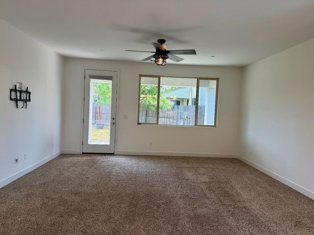 937 Lindsay, Clovis, CA 93619
