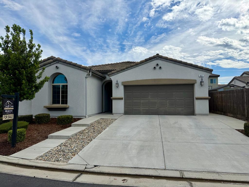 937 Lindsay, Clovis, CA 93619