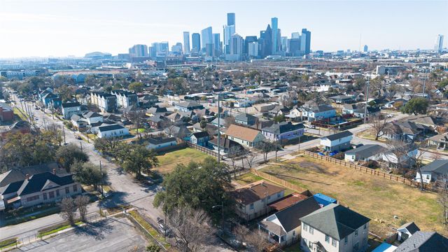 2005 Common Street, Houston, TX 77009