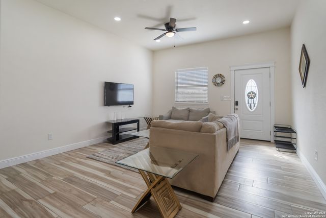 567 Hummingbird, Canyon Lake, TX 78133