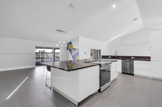 1092 NW 162nd Ave, Pembroke Pines, FL 33028