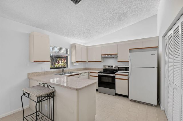 51 Via De Casas Norte, Boynton Beach, FL 33426