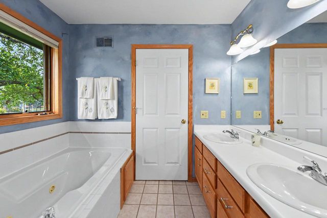 1508 Mackenzie LANE, Oconomowoc, WI 53066