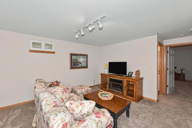 1508 Mackenzie LANE, Oconomowoc, WI 53066