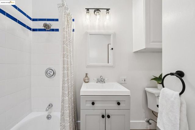 4949 4949 Coronado Ave, Oakland, CA 94618