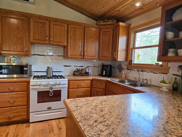 22407 Farm Road 2012, Crane, MO 65633