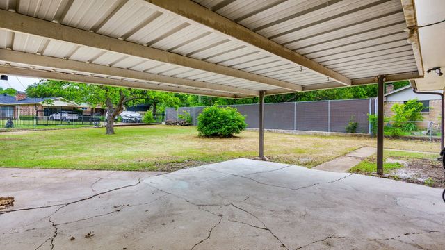 400 Brook Hollow Circle, Desoto, TX 75115