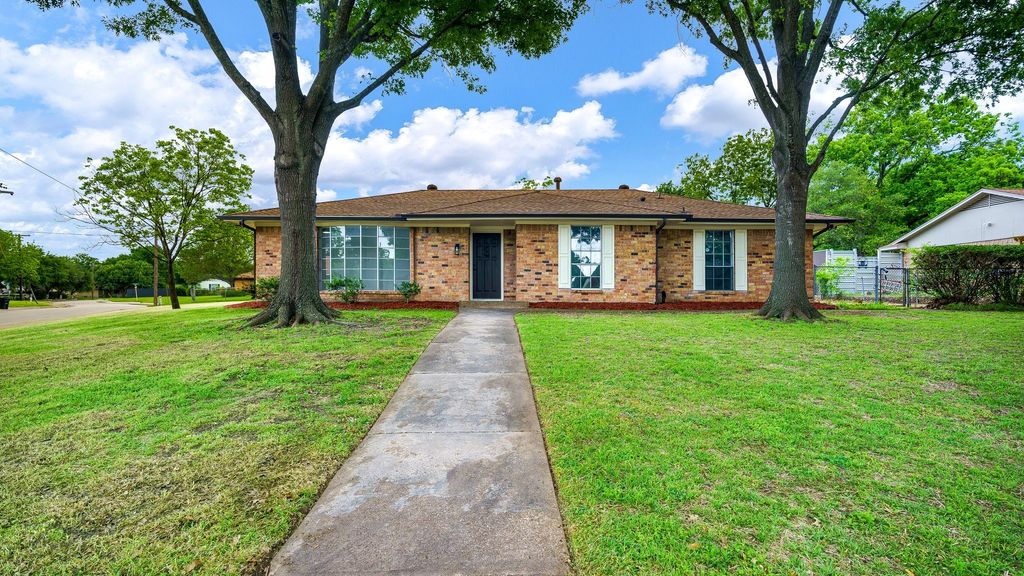 400 Brook Hollow Circle, Desoto, TX 75115